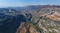 Jembatan Huajiang Canyon bakal lebih tinggi dari pencakar langit terkenal di Amerika Serikat (AS), One World Trade Center yang memiliki ketinggian 1.776 kaki.   
