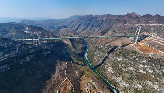 Penampakan Jembatan Tertinggi Dunia yang Dibangun China China bakal memiliki jembatan tertinggi di dunia. Pembangunan jembatan bernama Huajiang Canyon itu akan rampung pada Juni 2025.