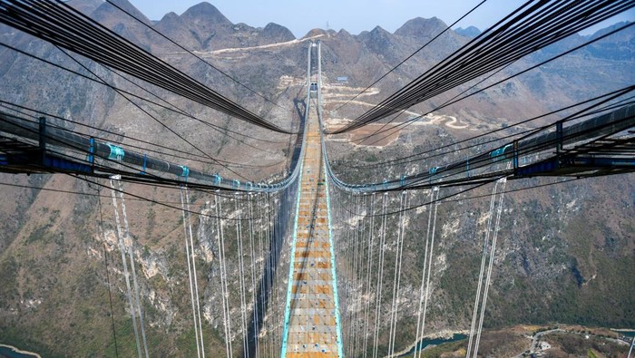 China bakal memiliki jembatan tertinggi di dunia. Pembangunan jembatan bernama Huajiang Canyon itu akan rampung pada Juni 2025.