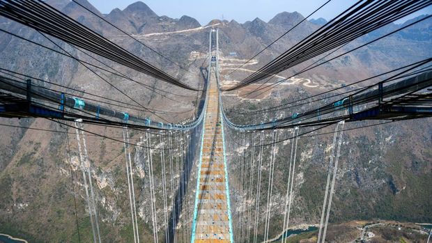 China bakal memiliki jembatan tertinggi di dunia. Pembangunan jembatan bernama Huajiang Canyon itu akan rampung pada Juni 2025.