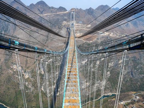 China bakal memiliki jembatan tertinggi di dunia. Pembangunan jembatan bernama Huajiang Canyon itu akan rampung pada Juni 2025.