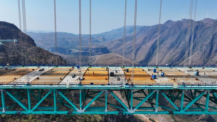 Penampakan Jembatan Tertinggi Dunia yang Dibangun China China bakal memiliki jembatan tertinggi di dunia. Pembangunan jembatan bernama Huajiang Canyon itu akan rampung pada Juni 2025.