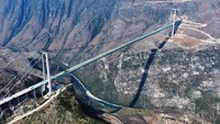 Struktur Huajiang Grand Canyon Bridge membentang setinggi 625 meter di atas Sungai Beipan di Provinsi Guizhou, nyaris setinggi Menara Shanghai yang memiliki 128 lantai dan merupakan gedung tertinggi di negara tersebut. Foto: CFOTO/Future Publishing via Getty Images