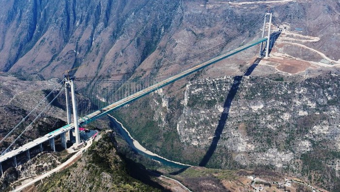 China bakal memiliki jembatan tertinggi di dunia. Pembangunan jembatan bernama Huajiang Canyon itu akan rampung pada Juni 2025.