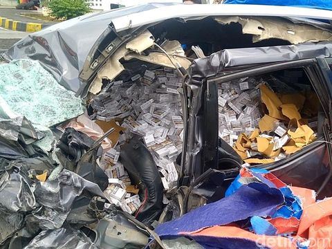 Penampakan mobil vs bus terlibat laka di Tol Pekalongan Km 332 arah Jakarta, Sabtu (12/4/2025).
