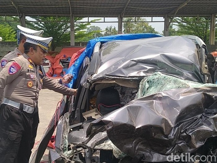 Penampakan mobil vs bus terlibat laka di Tol Pekalongan Km 332 arah Jakarta, Sabtu (12/4/2025).