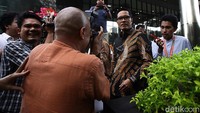 Febri bergegas meninggalkan gedung KPK.  