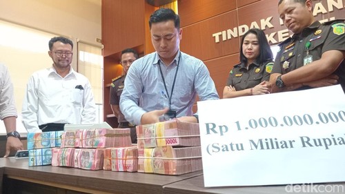 Penyidik Kejati Bali dan petugas menghitung uang hasil pemerasan yang dilakukan Kepala DPMPTSP  Buleleng Made Kuta, Senin (14/4/2025). (Foto: Aryo Mahendro/detikBali)