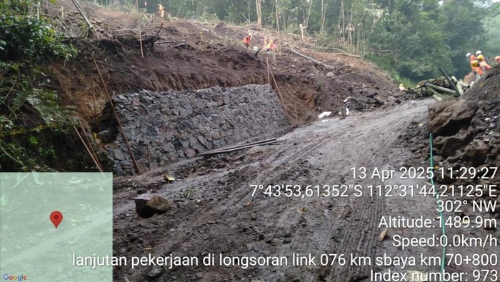 Perbaikan jalur longsor Pacet-Cangar