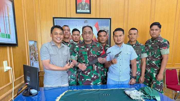 Personel TNI menunjukkan dua senjata api serta satu granat yang diserahkan warga ke Kodim 0104/Aceh Timur. (Dok. Kodam Iskanda Muda)