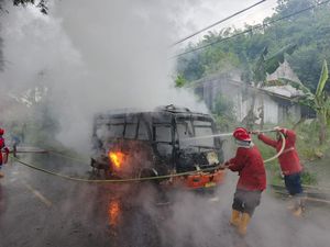 Video: Bus Mikro Ludes Terbakar di Banyumas, Sopir-Penumpang Selamat