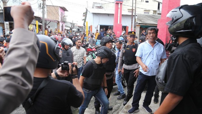 Pihak kepolisian saat hendak menangkap pelaku narkoba di Medan Belawan. (Dok. Polda Sumut)