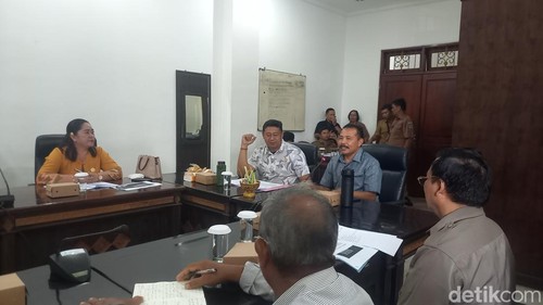 Plt Kepala Dinas Pendidikan Pemuda dan Olahraga Buleleng Ariadi Pribadi saat mengikuti rapat bersama Komisi IV DPRD Buleleng, Senin (14/4/2025). (Foto: Made Wijaya Kusuma/detikBali)