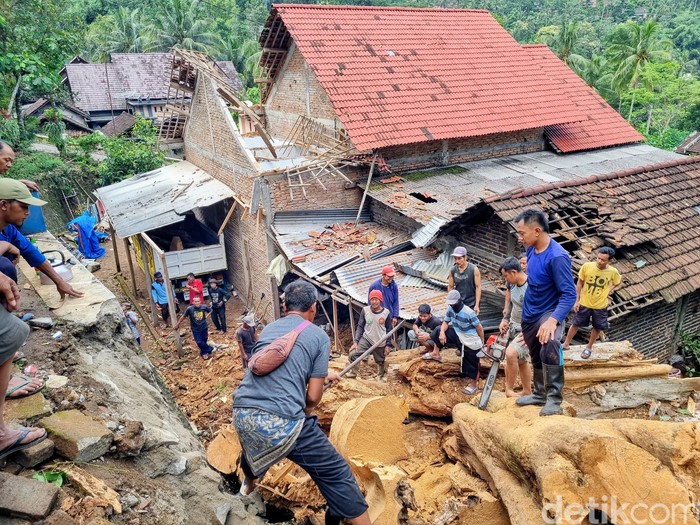 pohon pule raksasa yang dikeramatkan ambruk timpa rumah