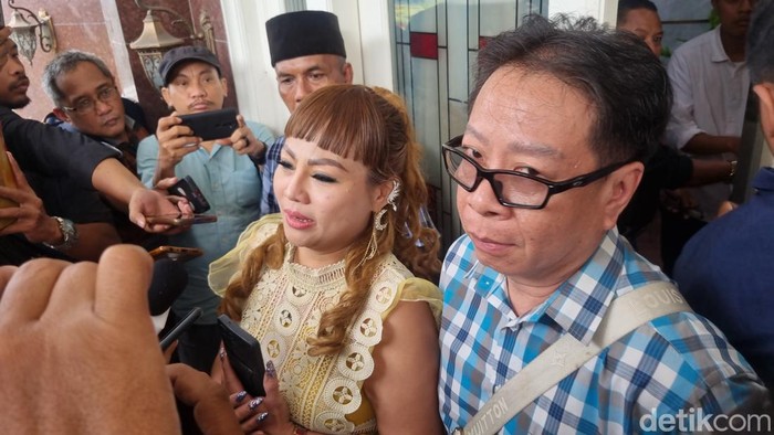 Polemik Wawali Surabaya Armuji dan Diana