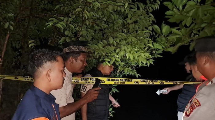 Polisi mengecek lokasi kejadian korban tenggelam