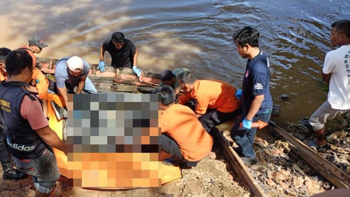 Polisi mengevakuasi penemuan mayat di Sungai Batang Tembesi, Batanghari