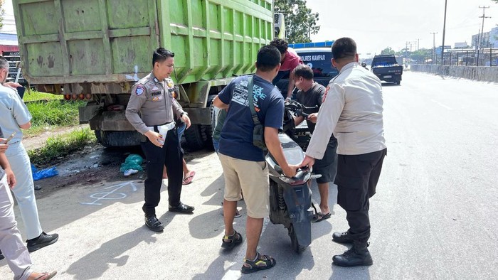 Polisi saat evakuasi kendaraan dari lokasi kecelakaan. (Dok Satlantas Polres Kampar)