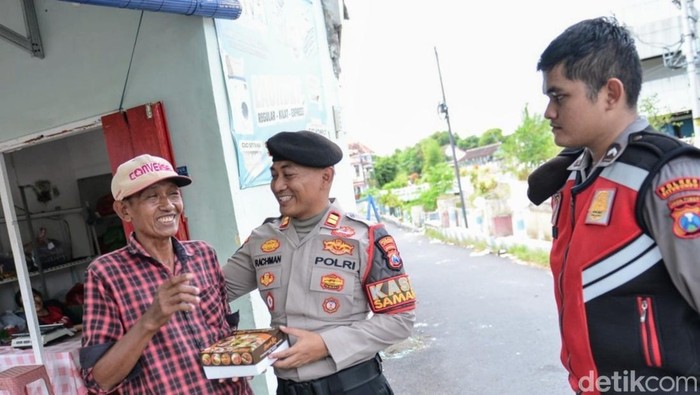 polisi Sabhara bagikan nasi kotak