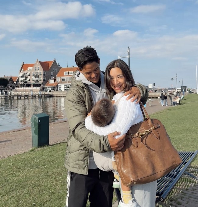 Jennifer Bachdim mudik ke kampung halamannya di Jerman bersama keluarga tercinta. Mereka juga berpergian ke Belanda. Lovers in the Netherlands, tulisnya di Instagram. Foto: dok. Instagram