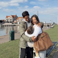 Jennifer Bachdim mudik ke kampung halamannya di Jerman bersama keluarga tercinta. Mereka juga berpergian ke Belanda. Lovers in the Netherlands, tulisnya di Instagram. Foto: dok. Instagram