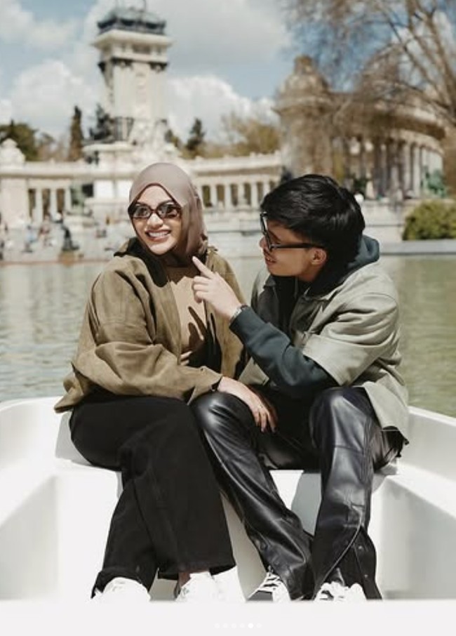 Pasangan Atta Halilintar dan Aurel Hermansyah juga berlibur ke Eropa. Keduanya memilih kota Madrid di Spanyol untuk berlibur sekaligus nonton bola. Foto: dok. Instagram