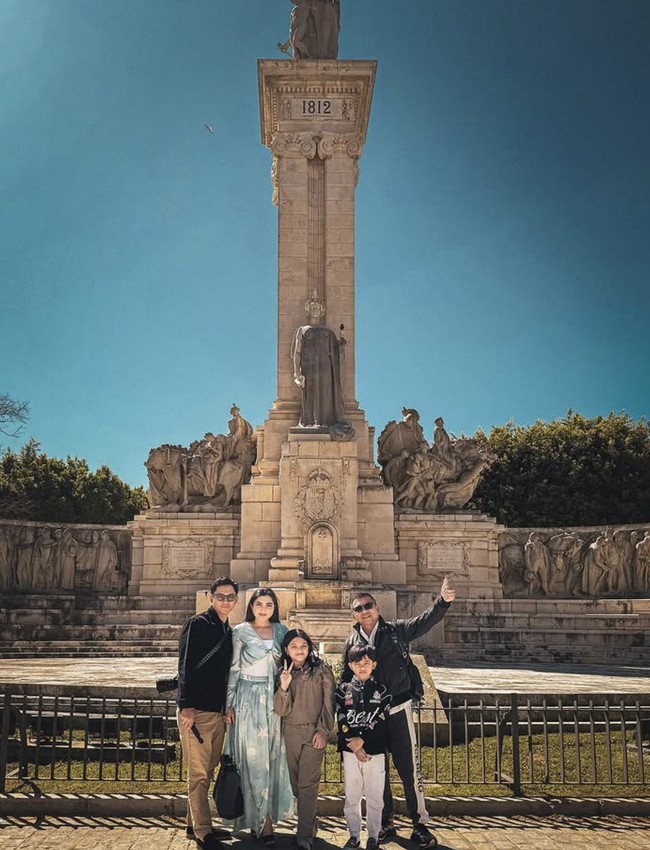 Anang Hermansyah dan Ashanty yang juga mengajak anak-anak mereka tour ke Eropa. Foto: dok. Instagram