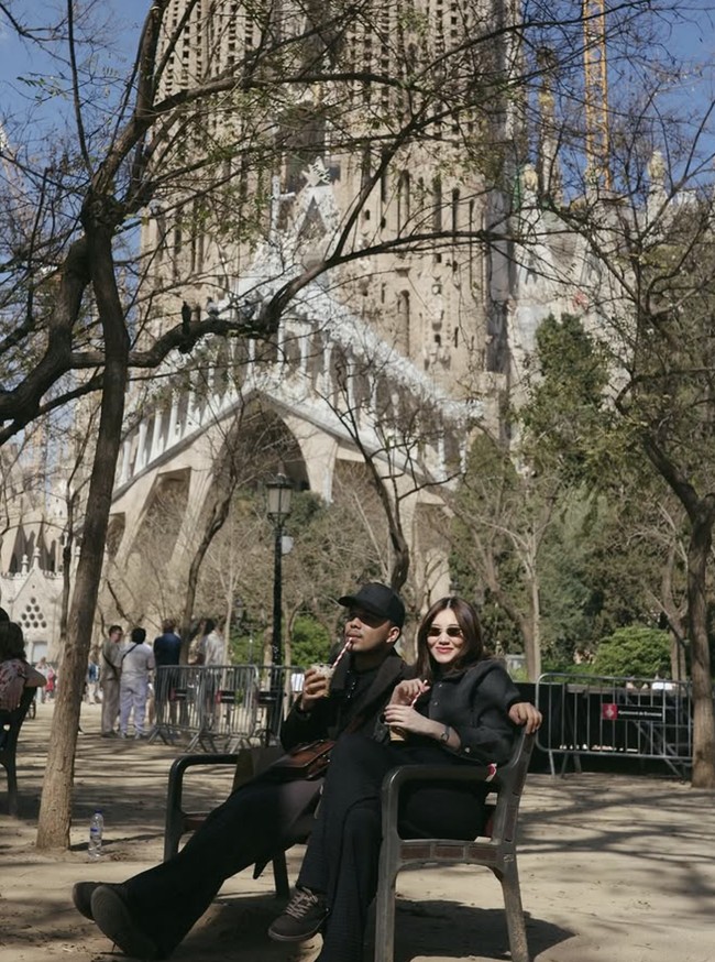  Thariq Halilintar dan Aaliyah Massaid menghabiskan waktu bersmaa ke Barcelona. Selain menonton bola, keduanya juga sekalian merayakan babymoon. Foto: dok. Instagram