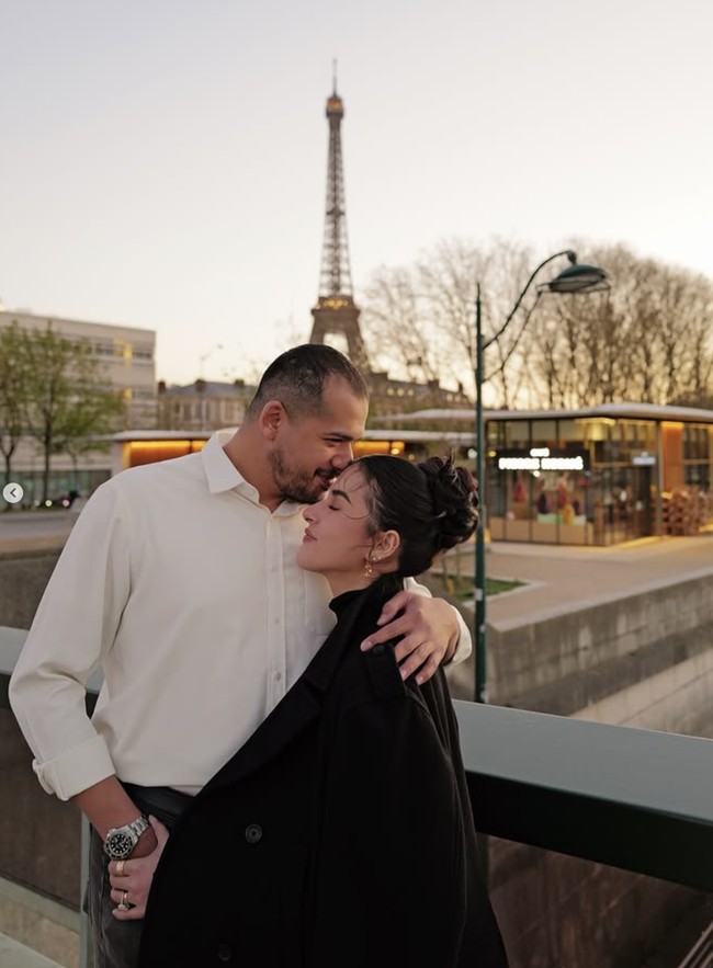 Tasya Farasya didampingi suaminya berlibur ke Paris, Prancis. Namun perjalanannya ini tidak semata-mata hanya berlibur tapi memang ada pekerjaan yaitu memenuhi undangan Huda Beauty. Foto: dok. Instagram