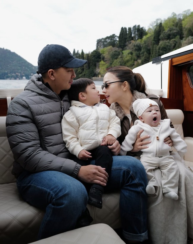 Nikita Willy merayakan momen ulang tahun putra pertamanya, Issa Xander, di Danau Como, Italia. Mereka pergi bersama keluarga tercinta menikmati pemandangan di atas boat. Foto: dok. Instagram