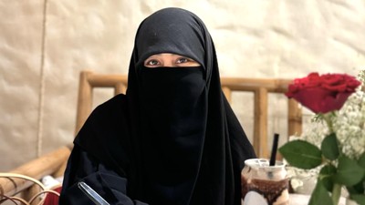Potret Umi Pipik Masak Buat Keluarga hingga Ngemil Dessert di Kafe