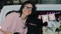Ketika ulang tahun pada 2024, Umi Pipik dapat kejutan spesial yang disiapkan Sintya Marisca. Ada cake serba pink yang melengkapi acara manis itu. Foto: Instagram _ummi_pipik_