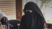 Begini potret Umi Pipik saat makan siang di Al Ula, destinasi wisata yang tengah populer di Arab Saudi. Ia sedang makan bersama jamaah tur dan travel miliknya. Foto: Instagram _ummi_pipik_