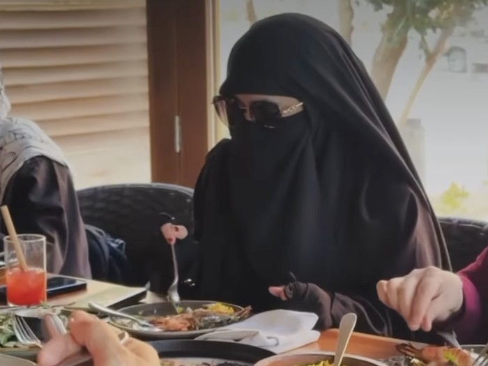 Potret Umi Pipik Masak Buat Keluarga hingga Ngemil Dessert di Kafe