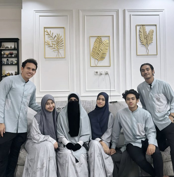 Potret Umi Pipik Masak Buat Keluarga hingga Ngemil Dessert di Kafe Potret Umi Pipik Masak Buat Keluarga hingga Ngemil Dessert di Kafe