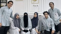 Ibu 4 anak ini sedang mendapat ujian diserang oleh netizen. Anak tertuanya, Abidzar Al Ghifari tak tinggal diam. Ia somasi akun-akun netizen yang menghina Umi Pipik. Foto: Instagram _ummi_pipik_