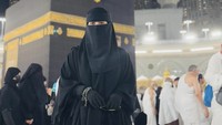 Pipik Dian Irawati Popon atau akrab disapa Umi Pipik merupakan istri almarhum Ustaz Jefri Al Buchori. Kini hari-harinya disibukkan sebagai pendakwah. Foto: Instagram _ummi_pipik_