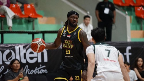 Power Forward Bali United Basketball, Bobby Arthur William Jr (nomor 23), memantau pergerakan rekannya saat melawan Borneo Hornbills di GOR Purna Krida, Badung, Minggu (13/4/2025). (Dok. Bali United)