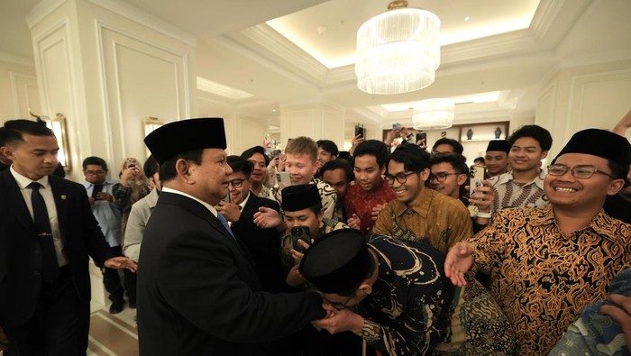 Prabowo bersalaman dengan mahasiswa dan WNI di Yordania