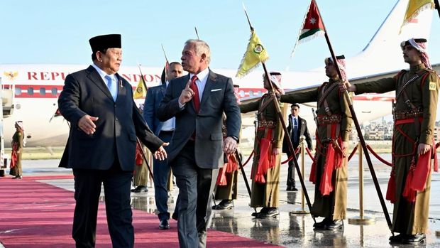 Prabowo disambut langsung Raja Yordania Abdullah II bin Al-Hussein di bandara (Foto: Cahyo - Biro Pers Sekretariat Presiden)