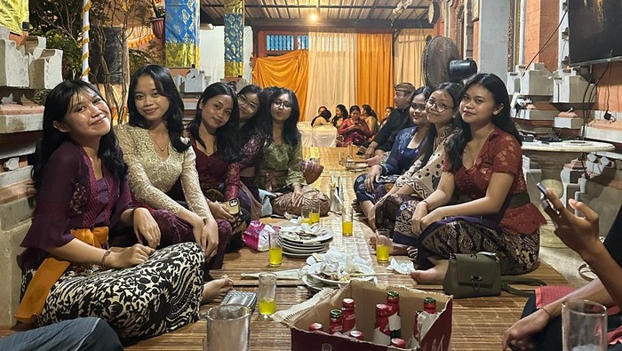 Prosesi upacara potong gigi berkonsep ramah lingkungan tanpa plastik sekali pakai di Banjar Cemenggon, Kecamatan Sukawati, Gianyar. (Istimewa)
