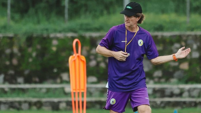 Pelatih PSS Sleman, Pieter Huistra saat sesi latihan di Lapangan Pakembinangun, Sleman, Senin (14/4/2025).