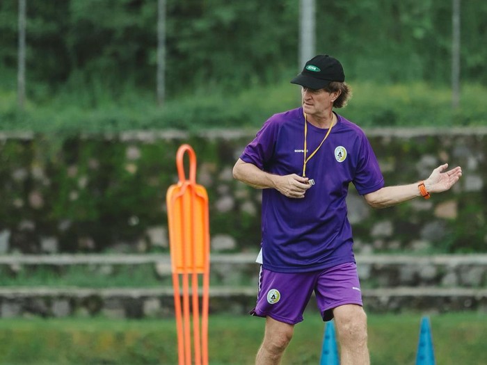 Pelatih PSS Sleman, Pieter Huistra saat sesi latihan di Lapangan Pakembinangun, Sleman, Senin (14/4/2025).