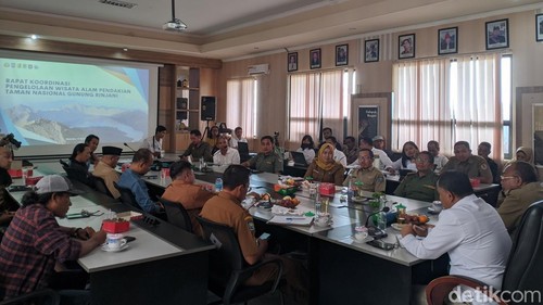 Puluhan TO, pelaku wisata, dan warga lingkar Rinjani mengikuti rapat koordinasi pengelolaan wisata alam pendakian Taman Nasional Gunung Rinjani di kantor Balai TNGR, Senin (14/4/2025). (Foto: Ahmad Viqi/detikBali)