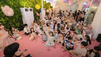 Meskipun ulang tahun pertama Lily digelar di rumah, pesta tetap terlihat meriah. Tamu-tamu undangan terlihat happy. Foto: dok. Instagram Raffi Nagita
