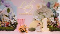 Lily memakai dress Baby Flared Dress Metallic Multicolor Pleated Tulle dan bando dari Dior saat ultah pertama. Dilihat dari situs Dior harga dress yang dipakai Lily harganya sekitar USD 1.050 atau sekitar Rp 17,6 juta. Foto: dok. Instagram Raffi Nagita