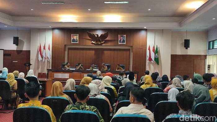 Ratusan tenaga honorer di Ciamis menemui Bupati Herdiat menanyakan nasib mereka ke depan.