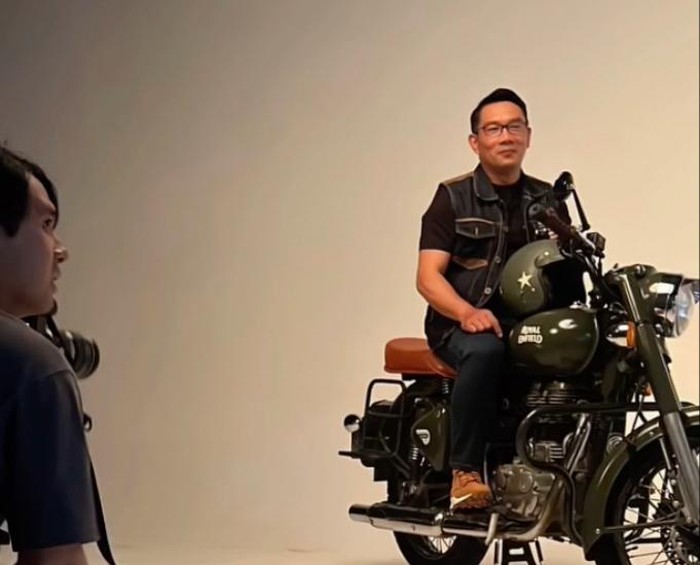 Ridwan Kamil bersama motornya Royal Enfield (dok. Instagram @ridwankamil)