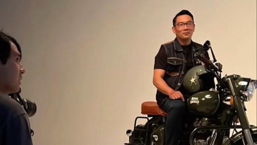 Ridwan Kamil bersama motornya Royal Enfield (dok. Instagram @ridwankamil)
