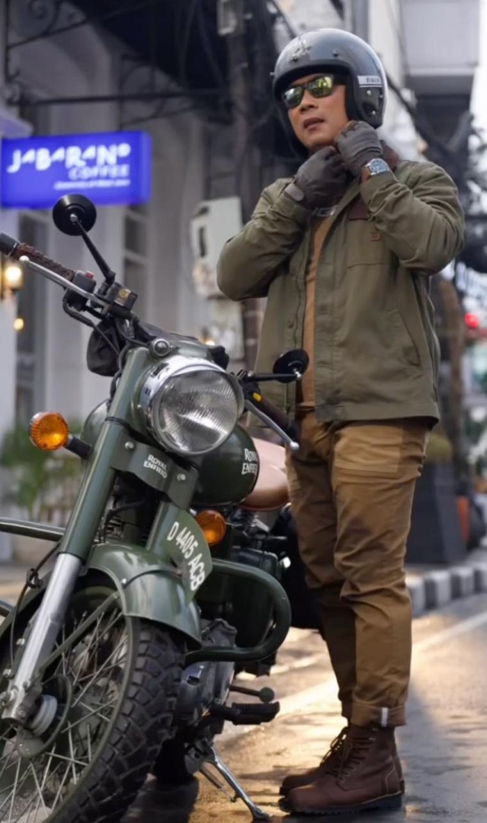 Ridwan Kamil berbareng motornya Royal Enfield (dok. IG @ridwankamil)